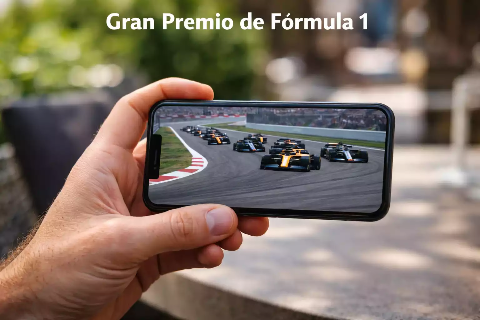 Mano sosteniendo un teléfono móvil con una carrera de F1 en la pantalla