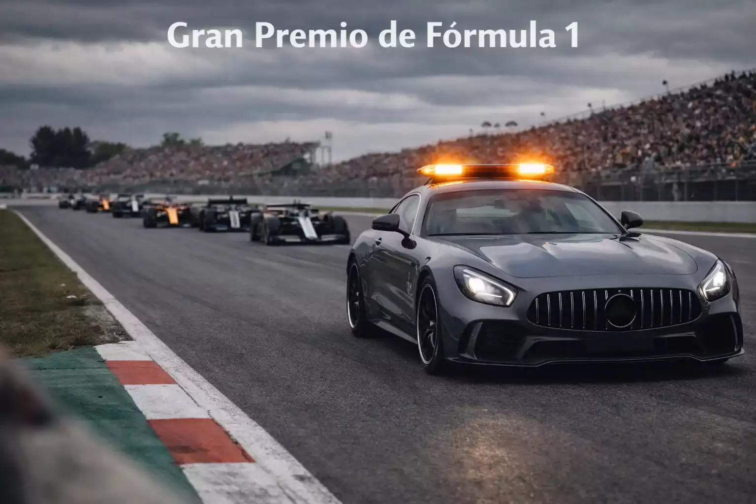 Safety car de Fórmula 1 liderando el pelotón de monoplazas en pista