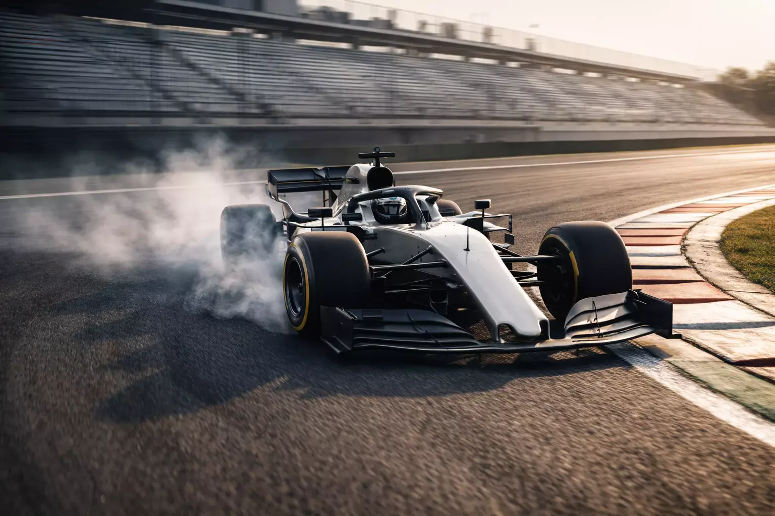 Monoplaza de Fórmula 1 en vuelta rápida durante sesión de clasificación