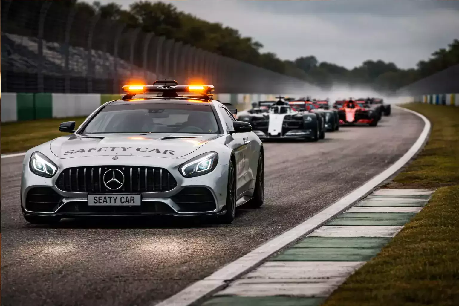 Safety Car de Fórmula 1 liderando el pelotón de monoplazas en circuito