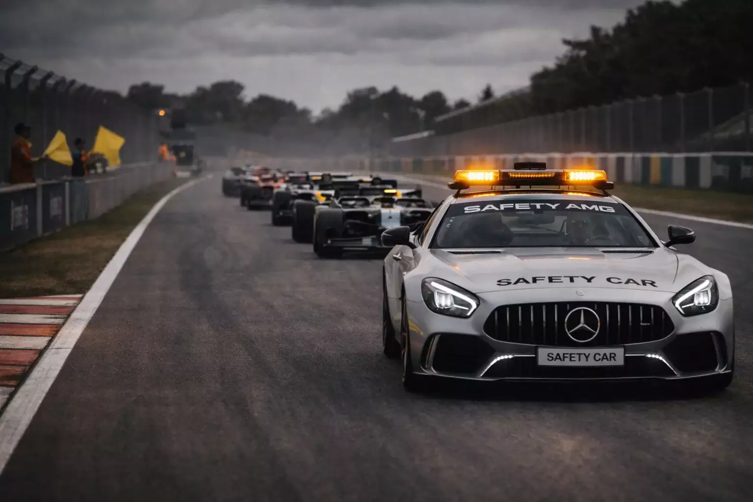 Safety Car en pista con pelotón de monoplazas agrupados detrás