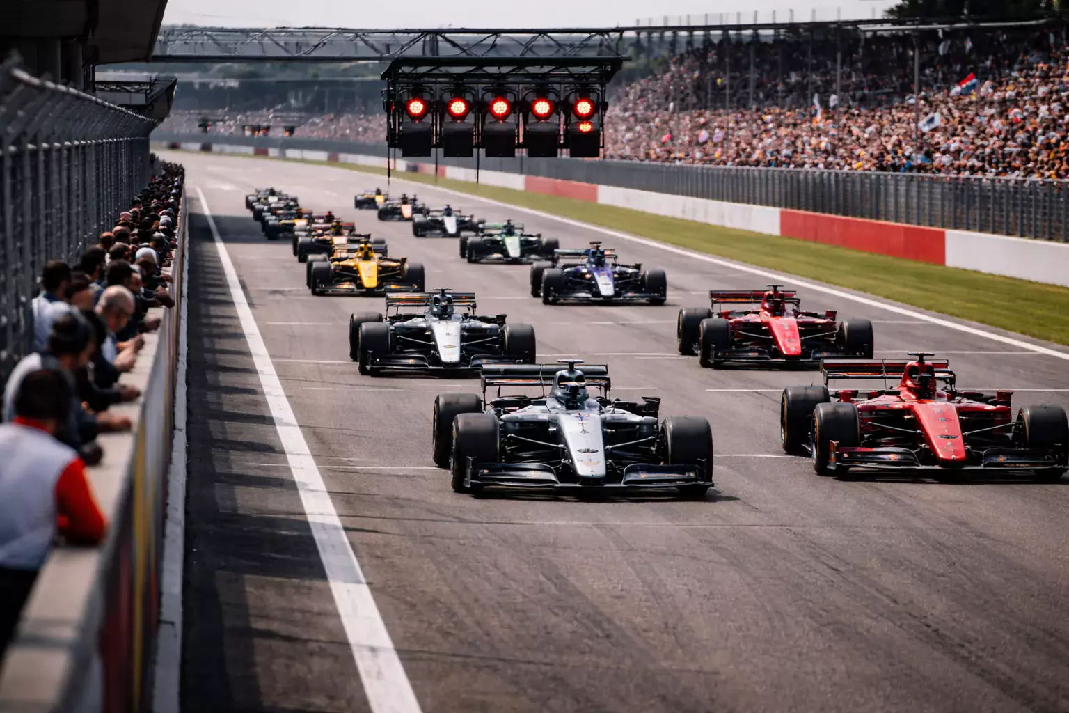 Parrilla de salida de carrera Sprint con monoplazas alineados